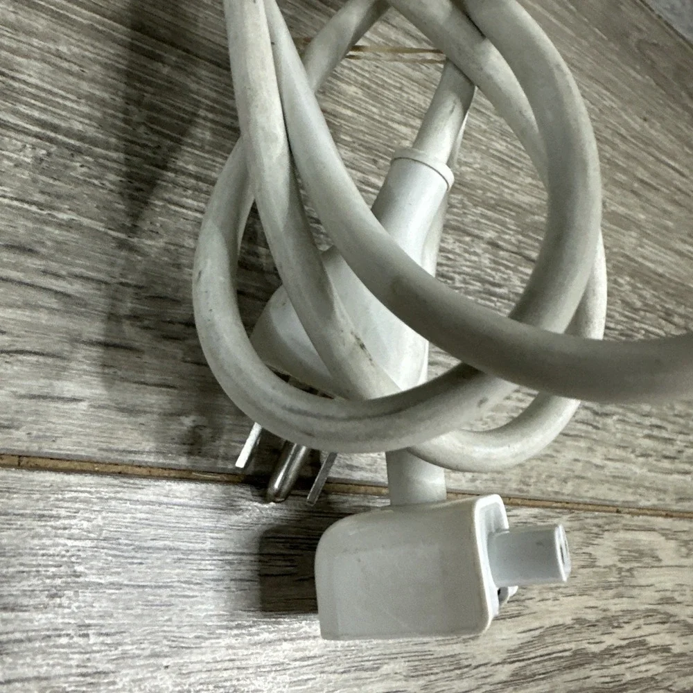 Genuine Apple (Volex) APC7H  2.5A 125V‎ 6Ft AC Power Cord